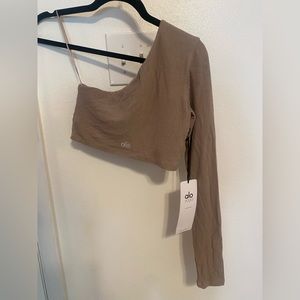 ALO Yoga - cropped one sleeve top